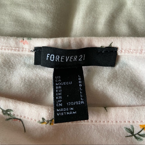 ✨3/$15✨forever21 dainty floral halter top - Picture 3 of 3